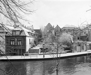 855689 Gezicht op het besneeuwde Twijnstraat aan de Werf te Utrecht, met in het midden het plantsoen aan de Wijde ...